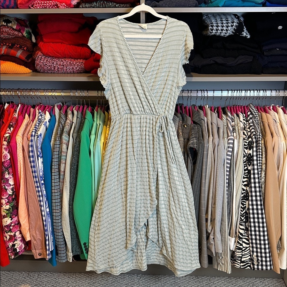 Caution To The Wind sage/white print v neck elastic waistband midi dress size S